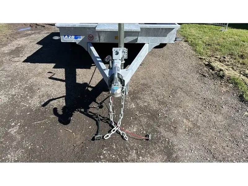 Knott overrun coupling head with handbrake lever