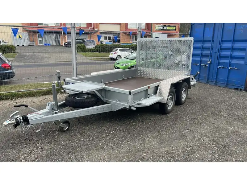 Plant trailer with full width tailgate ramp