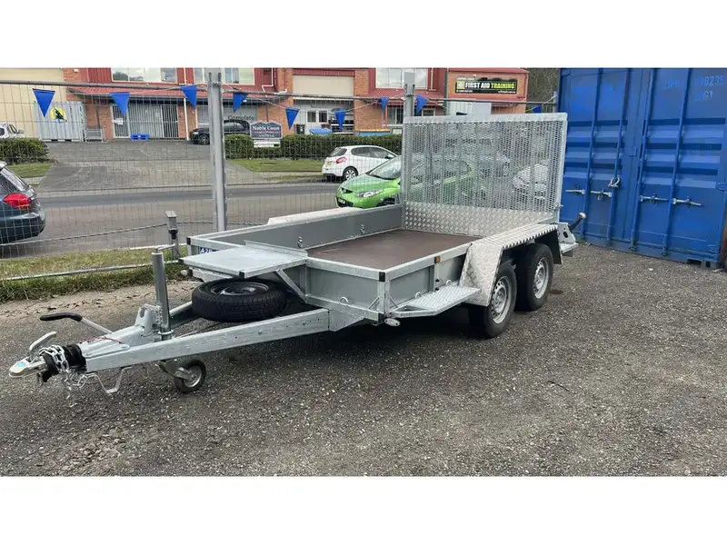 Plant trailer with full width hinged tailgate ramp